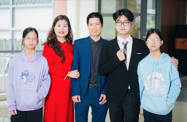 Bảo Khánh cùng bố mẹ và 2 em gái.