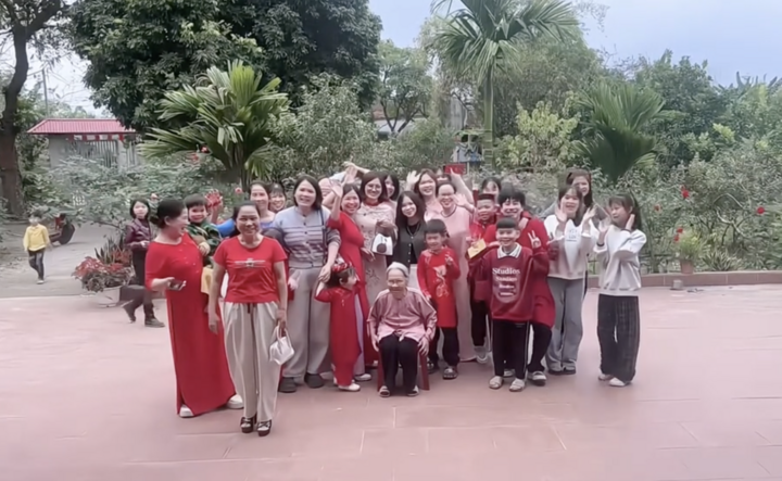 Trend 'chạy vào ôm ông bà' gây sốt mạng đầu năm mới Bính Ngọ - 5