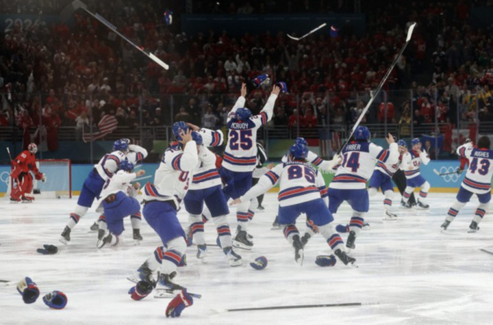 Cả khán đài vỡ òa, còn các cầu thủ Mỹ lao vào sân cùng ăn mừng khoảnh khắc lịch sử. (Nguồn: Reuters)