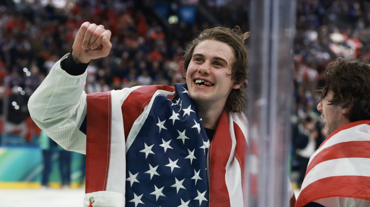 Dù bị đánh gãy răng, Hughes vẫn không giấu được niềm vui sau trận đấu. (Nguồn: Olympics)