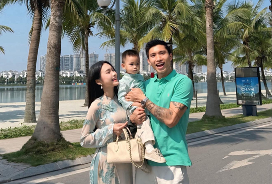 Vợ chồng Đoàn Văn Hậu - Doãn Hải My gây chú ý trong ngày đầu năm mới