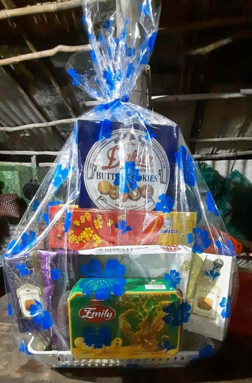 Bi hài khui giỏ quà Tết: Vỏ như hàng