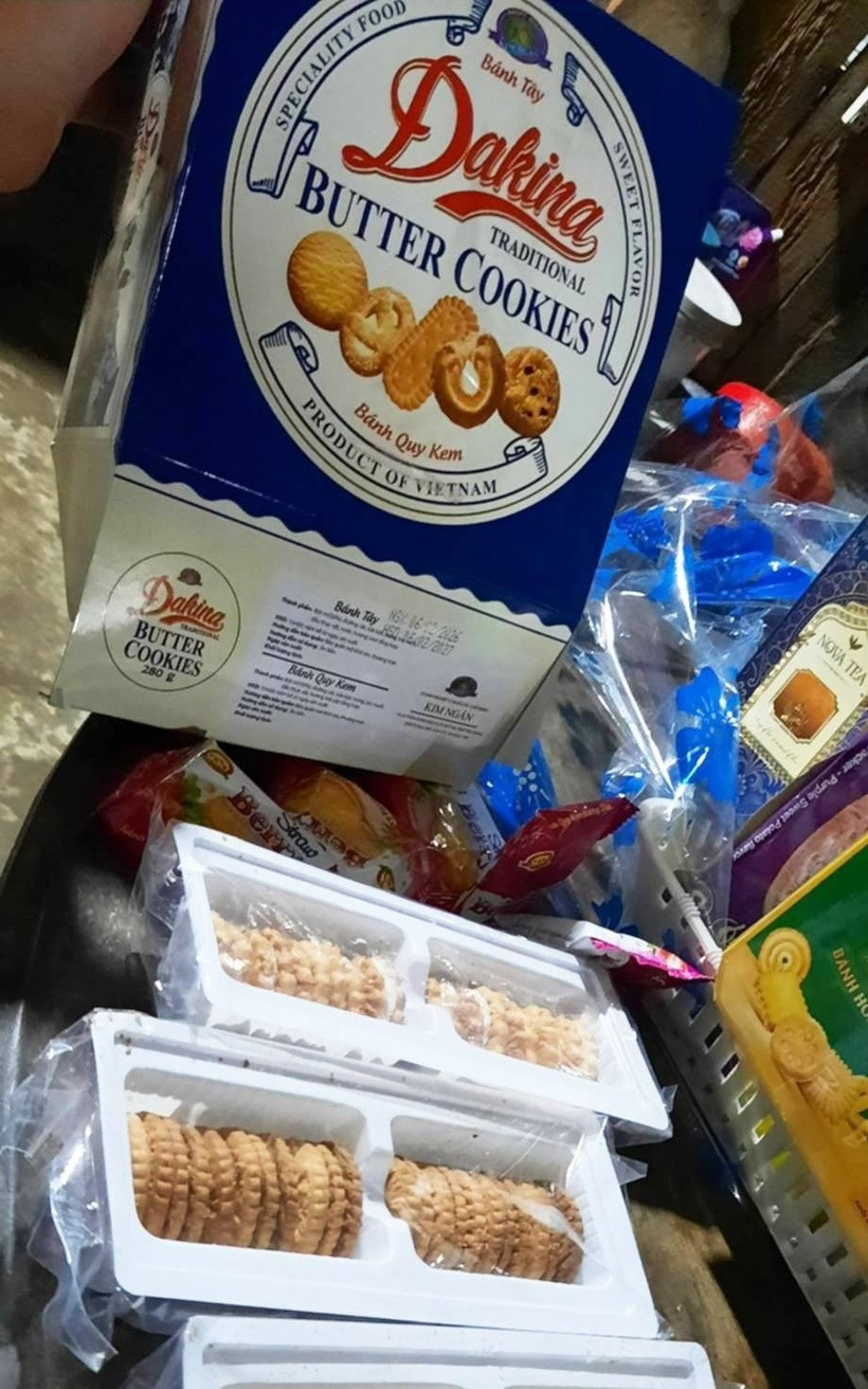 Bi hài khui giỏ quà Tết: Vỏ như hàng