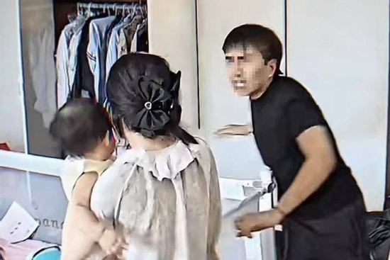 Danh tính Tiktoker nổi tiếng đánh vợ đang bế con nhỏ gây tranh cãi MXH