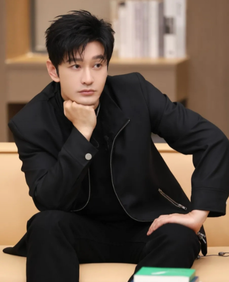 Huỳnh Hiểu Minh bất ngờ vạch trần chiêu trò trên thảm đỏ của nghệ sĩ - Ảnh 1