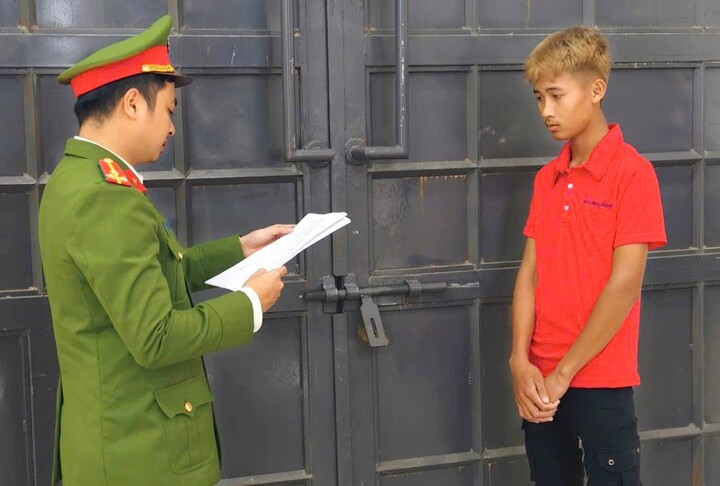 Công an đọc quyết định khởi tố đối với Nguyễn Hải Quân. (Ảnh BHT)