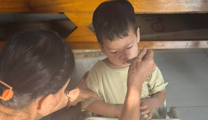 Bà Hoa phụ chị Như chăm con. Ảnh: Dân trí