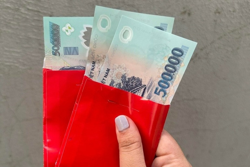 Tiền lì xì bà Hoa mừng tuổi gia đình chị Như. Ảnh: ZNews