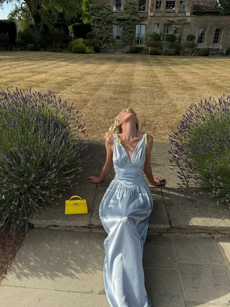 xanh duong lanh va vang acacia hai gam mau dinh hinh thoi trang xuan he 2026 hinh anh 7