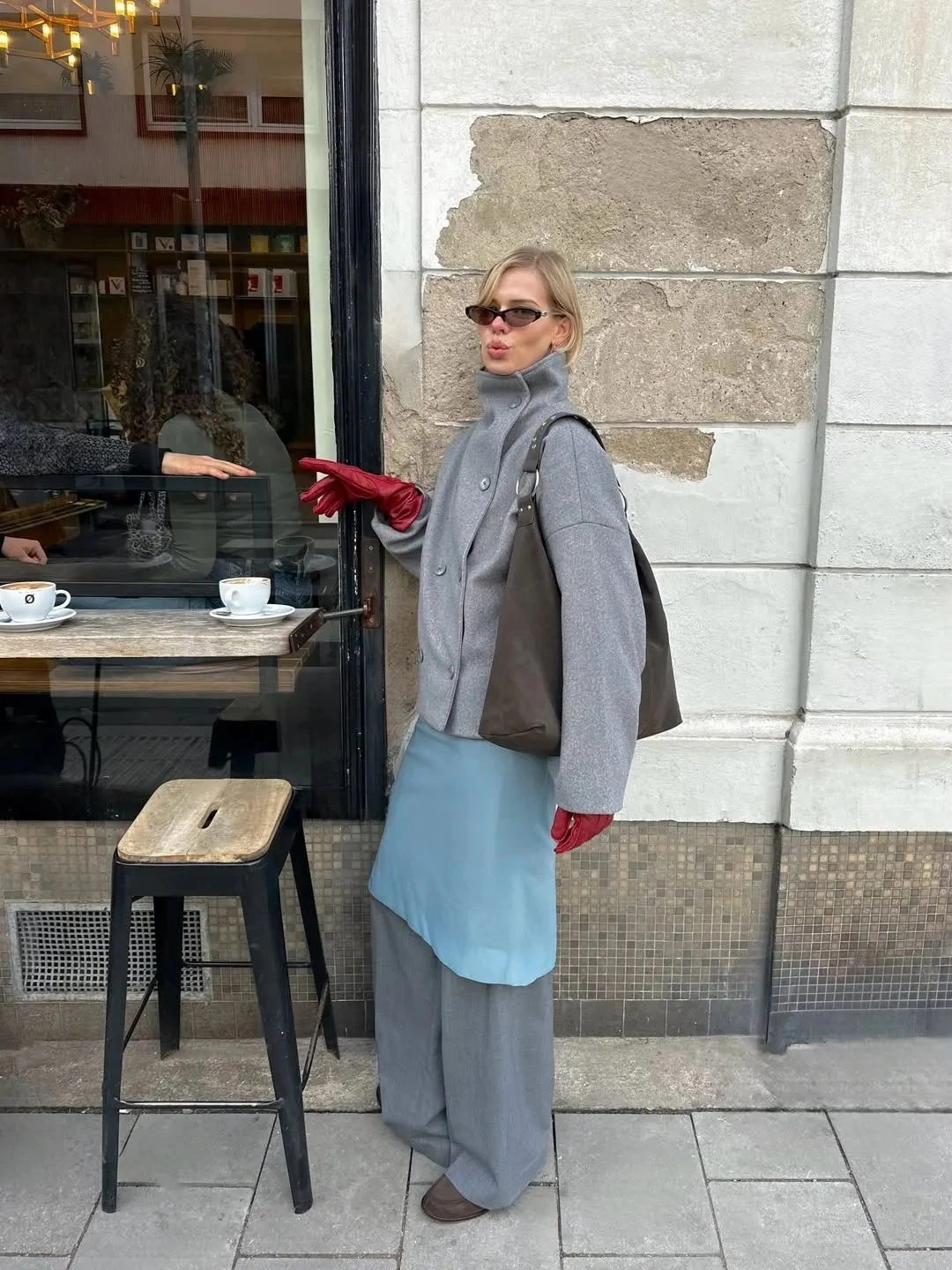 xanh duong lanh va vang acacia hai gam mau dinh hinh thoi trang xuan he 2026 hinh anh 3