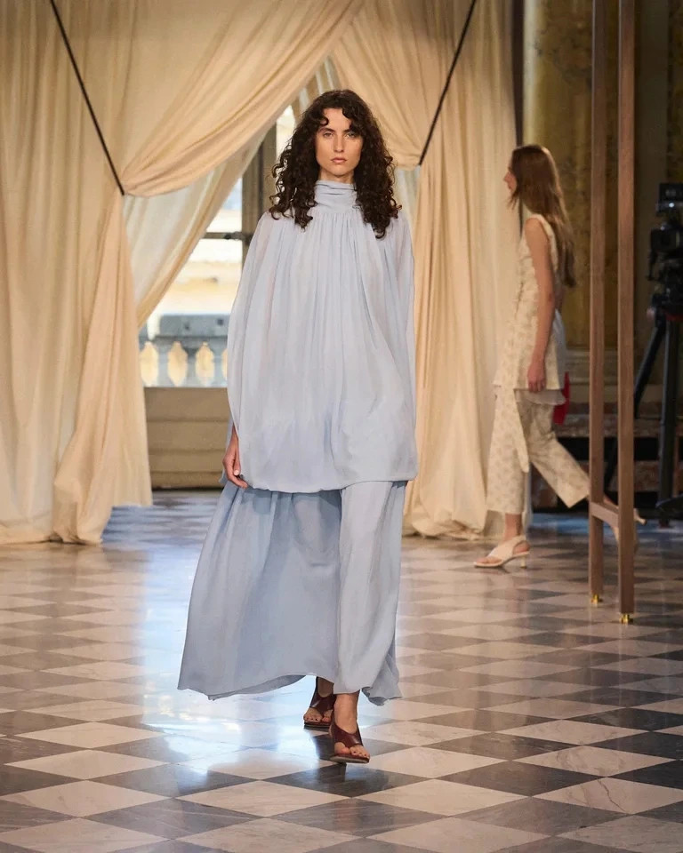 xanh duong lanh va vang acacia hai gam mau dinh hinh thoi trang xuan he 2026 hinh anh 1