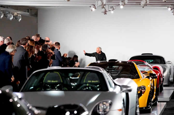 Vị tỷ phú luôn thu hút giới truyền thông khi xuất hiện cùng siêu xe. (Ảnh: luxuo)