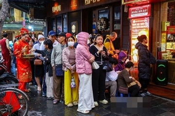 Người dân đội mưa xếp hàng chờ mua vàng trước ngày vía thần Tài