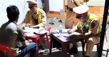 'Nhồi' 61 người trên xe khách 25 chỗ, tài xế và chủ xe bị phạt hơn 200 triệu đồng