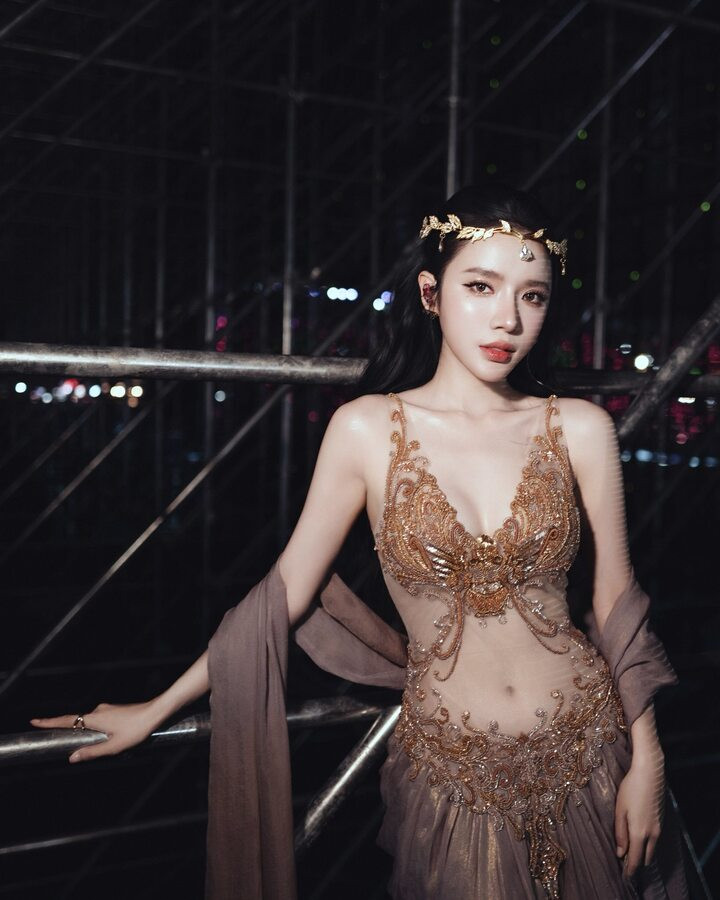 Điểm khiến công chúng chú ý hơn cả chính là vòng eo nhỏ được LyLy tiết lộ dao động khoảng 55–56 cm. Con số này khiến nhiều người bất ngờ và đặt cho cô biệt danh “ca sĩ có vòng eo siêu thực”.