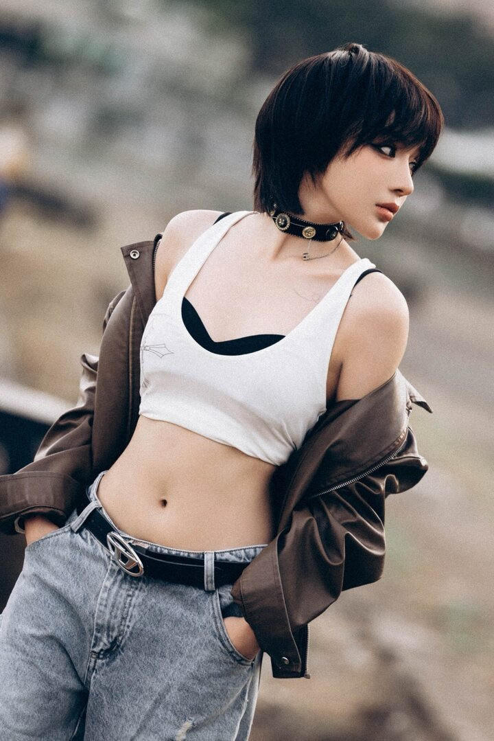 Nữ ca sĩ thường diện croptop, trang phục ôm sát hoặc thiết kế cắt xẻ để khoe vòng hai thon gọn.