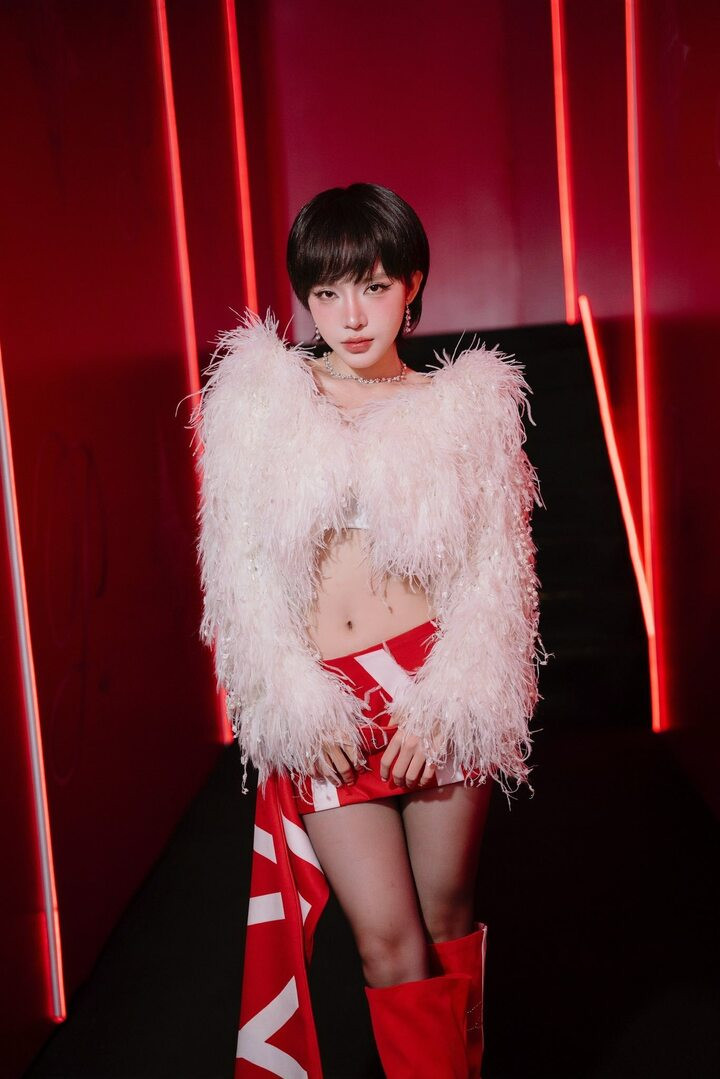 Bên cạnh diễn xuất, ngoại hình của LyLy là điểm khiến công chúng đặc biệt chú ý. Cô sở hữu làn da trắng, gương mặt nhỏ nhắn, đường nét hài hòa và phong cách trang điểm tự nhiên kiểu Hàn Quốc.