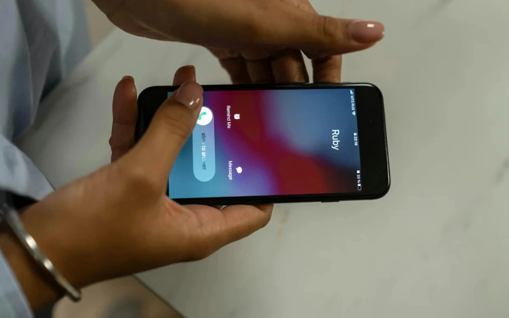 tai sao iphone khong co nut tu choi cuoc goi khi man hinh khoa hinh anh 1