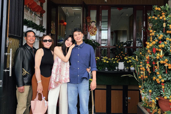 Trần Tiểu Vy gây chú ý sau kỳ nghỉ Tết dài bên bố mẹ