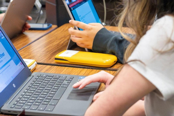 Chatbot AI bùng nổ trong giới trẻ, cha mẹ lo ngại hệ lụy