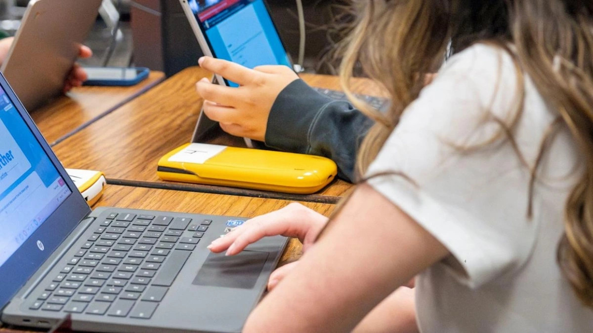 chatbot ai bung no trong gioi tre, cha me lo ngai he luy hinh anh 1