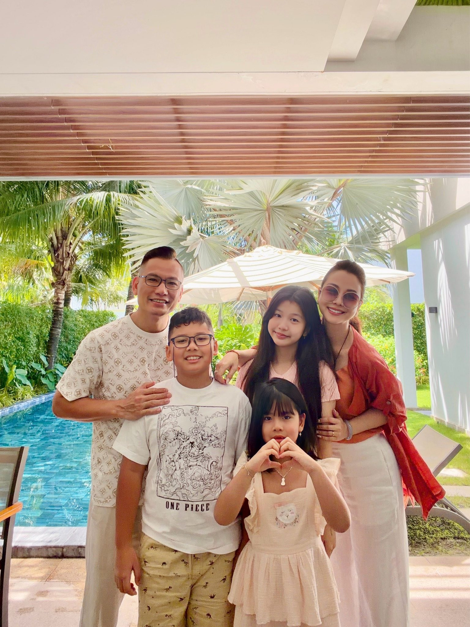 Con gái Hoa hậu Jennifer Phạm thừa hưởng nét đẹp của cả bố lẫn mẹ - Ảnh 4.