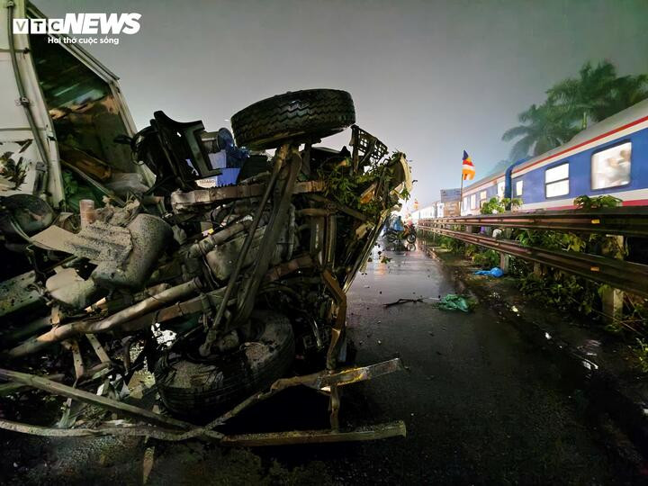 Ô tô tải bị vò nát sau va chạm với tàu hoả.