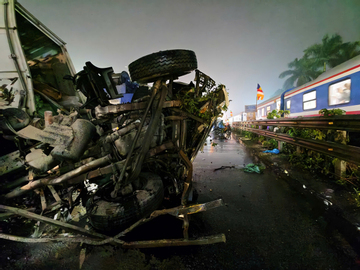 Công an Hà Nội thông tin vụ tàu hỏa va chạm ô tô tải, 2 người thương vong