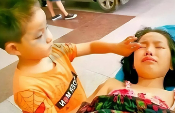 Em trai 7 tuổi đẩy cáng đưa chị gái 11 tuổi đi cấp cứu: 'Bố mẹ không cần chúng ta thì em nuôi chị'