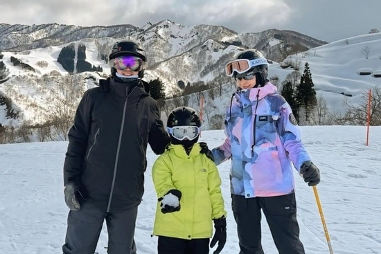 Gia đình Tăng Thanh Hà, Hiếu Nguyễn và bạn gái trượt tuyết ở Nhật Bản dịp đầu năm mới