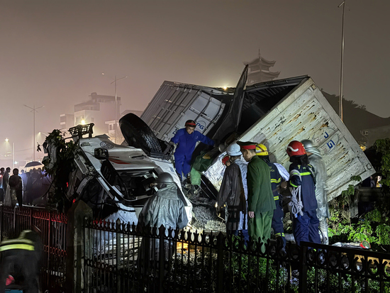 Hiện trường vụ tàu hỏa húc văng ô tô tải ở Hà Nội