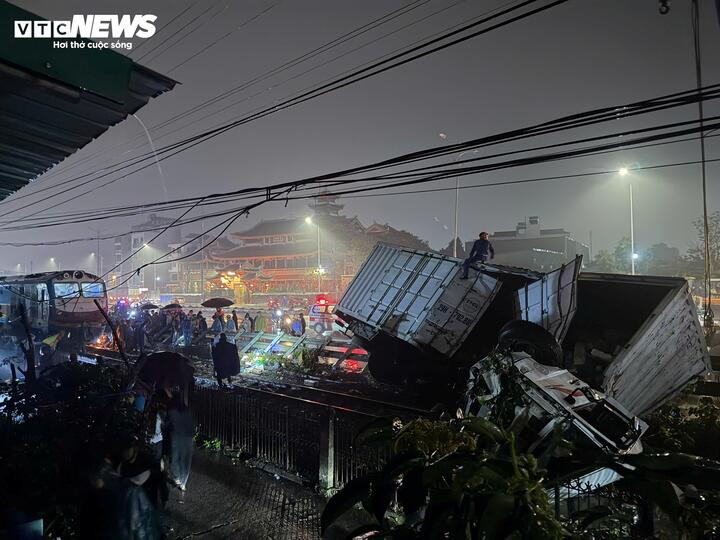 Cú tông mạnh khiến xe tải lật nghiêng, phần đầu xe và đầu tàu bị móp, biến dạng.