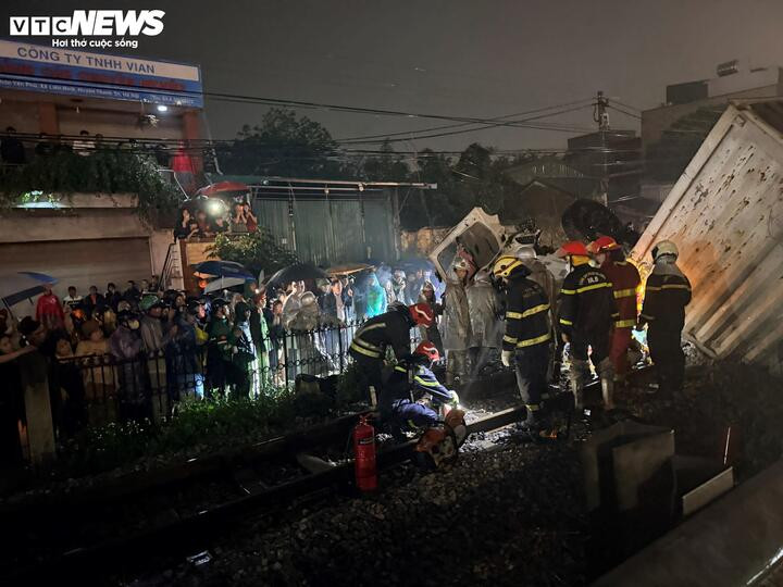 Lúc 19h51 tàu SE3/942 chở khách chạy hướng Bắc - Nam, khi đến km13+714 ga Thường Tín - Văn Điển va phải ô tô tải.