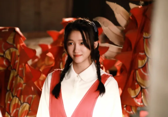 Hình ảnh trẻ trung của Quan Hiểu Đồng trong phim mới - Ảnh 3