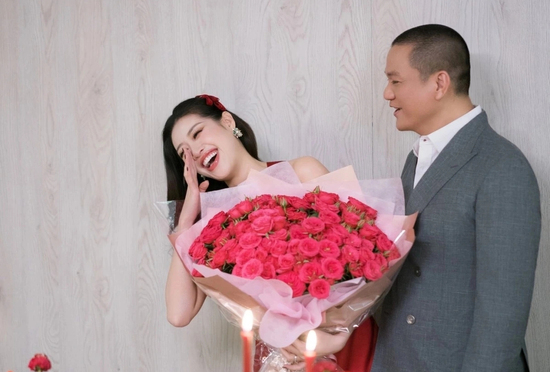 Hoa hậu Khánh Vân khóc khi ông xã mừng sinh nhật