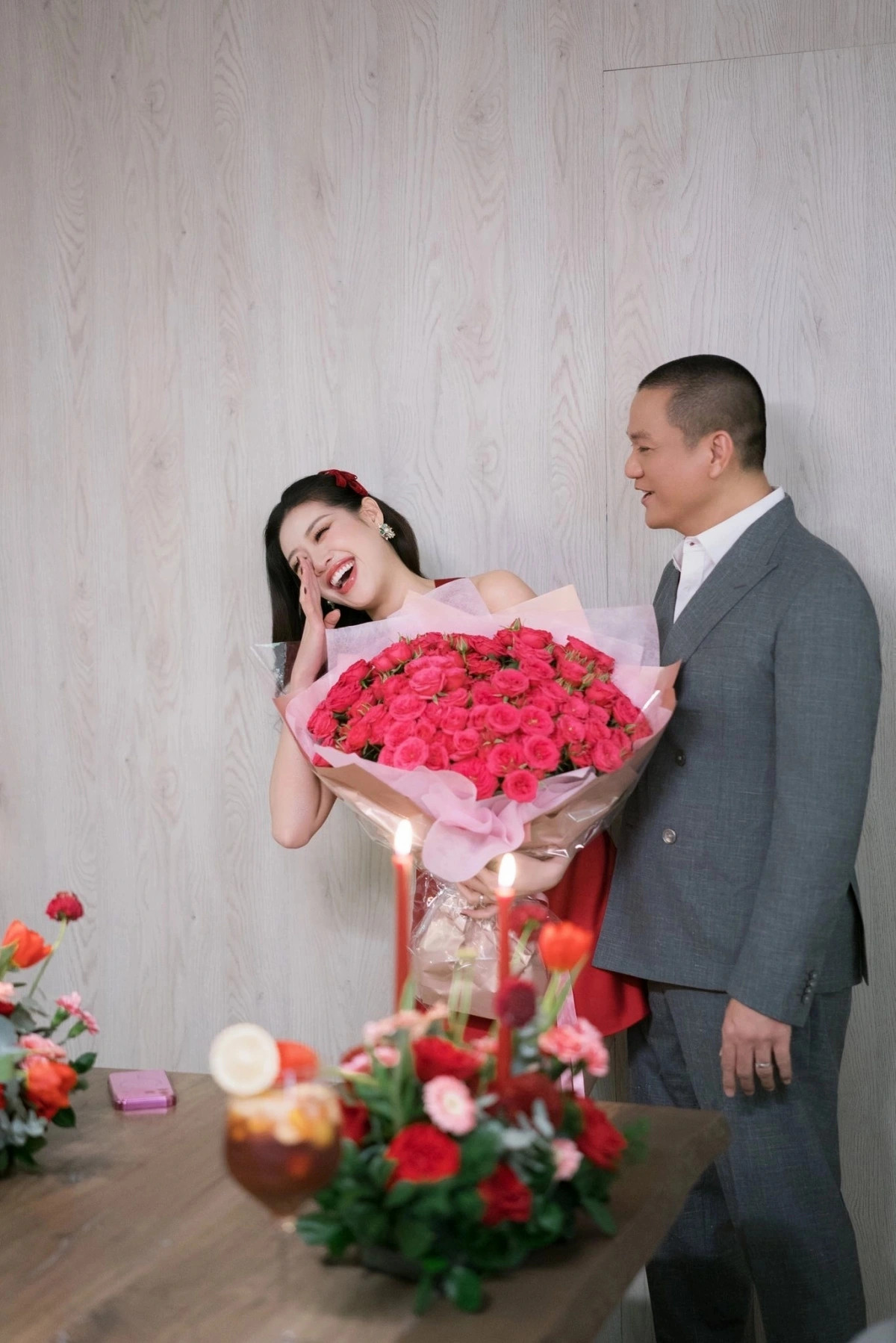 sao viet 26 2 hoa hau khanh van khoc khi ong xa mung sinh nhat hinh anh 1