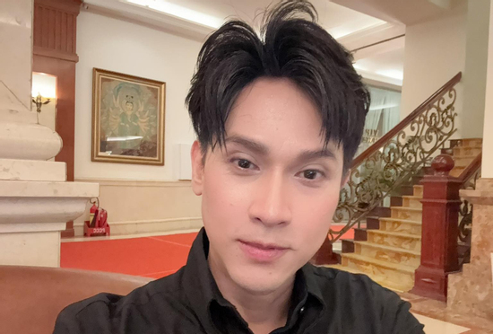 Nam ca sĩ là viện phó tuổi 51 sống độc thân, thỉnh thoảng 'chốt' một căn nhà