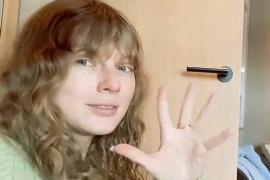 Taylor Swift gây sốt với ảnh mặt mộc