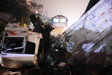 Vụ xe tải bị tàu hỏa tông biến dạng ở Hà Nội: Cục CSGT phát cảnh báo khẩn