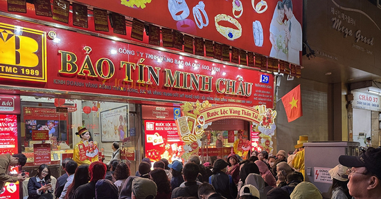 Xếp hàng từ 3 giờ sáng mua vàng Thần Tài, nhiều người lãi đậm sau một năm