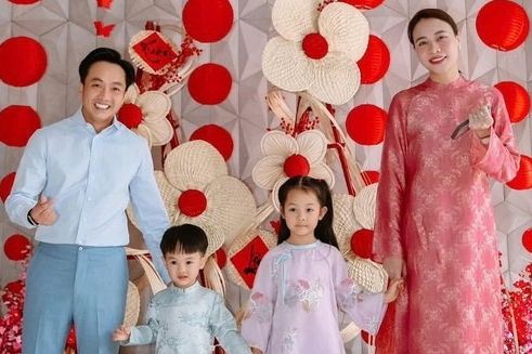 Ảnh khai xuân viên mãn của gia đình Cường Đô La - Đàm Thu Trang