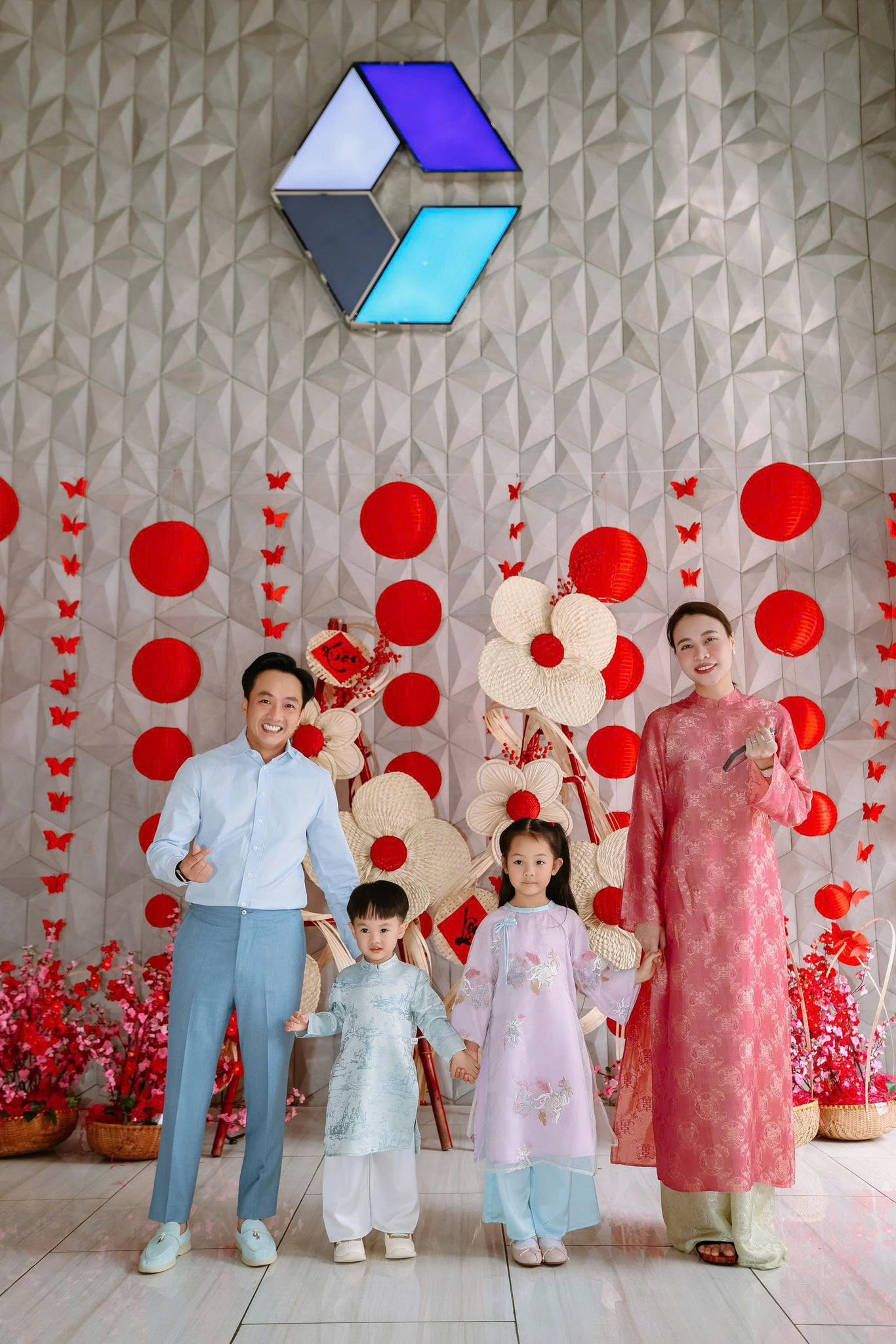 Ảnh khai xuân viên mãn của gia đình Cường Đô la - Đàm Thu Trang - Ảnh 2.