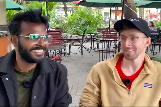 Dân mạng cười bò với 2 chàng Tây rủ nhau vào quán cà phê 'luyện' tiếng Việt