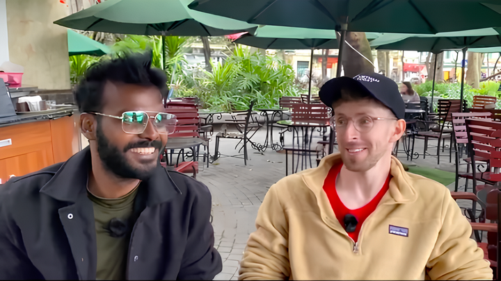 Cuộc hội thoại độc đáo của hai chàng Tây khiến dân mạng không khỏi liên tưởng đến mình lúc đi hẹn hò. (Ảnh chụp màn hình)