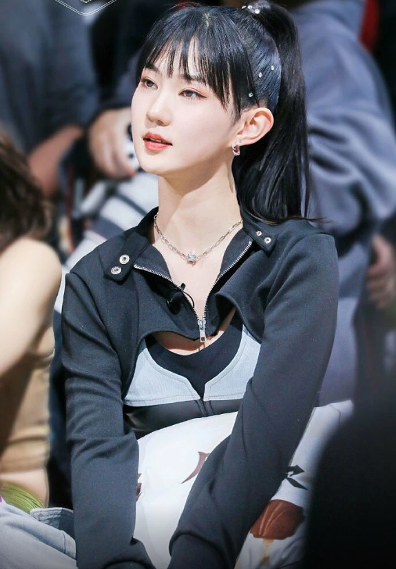 Danh tính bạn gái tin đồn kém 22 tuổi đi du lịch cùng Huỳnh Hiểu Minh - Ảnh 2