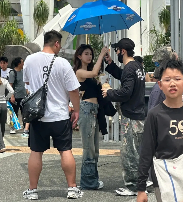 Danh tính bạn gái tin đồn kém 22 tuổi đi du lịch cùng Huỳnh Hiểu Minh - Ảnh 1