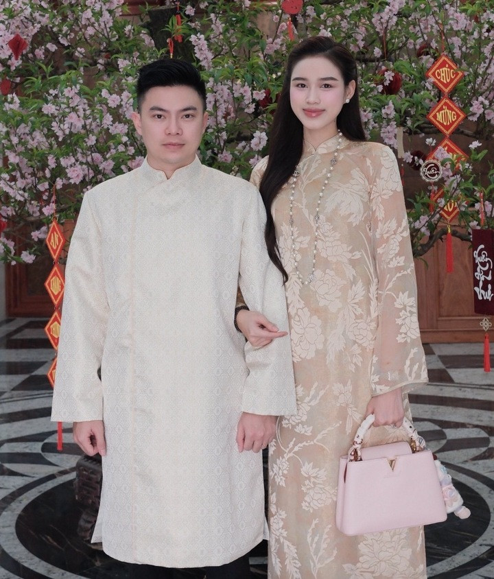 Vợ chồng Đỗ Thị Hà đang tận hưởng cuộc sống vợ chồng son.