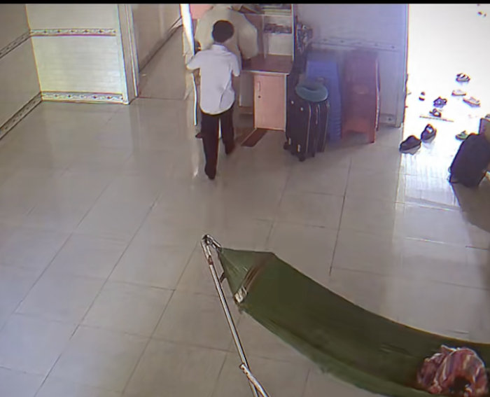 Em trai ôm tiễn chị từ phía sau đầy tình cảm.