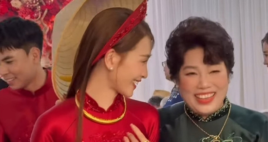 MC Huyền Trang VTV đeo vàng kín tay, đon đả bên mẹ chồng ở lễ ăn hỏi với Đức Huy