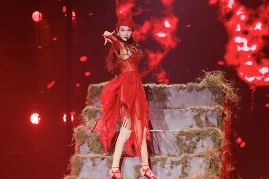 Mỹ nhân Việt đầu tiên được vinh danh nghệ sĩ xuất sắc nhất châu Á, đã đẹp còn sang như dát kim cương lên người